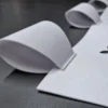 Zbliżenie na wykończenie zazdrostki ażurowej za pomocą szelek